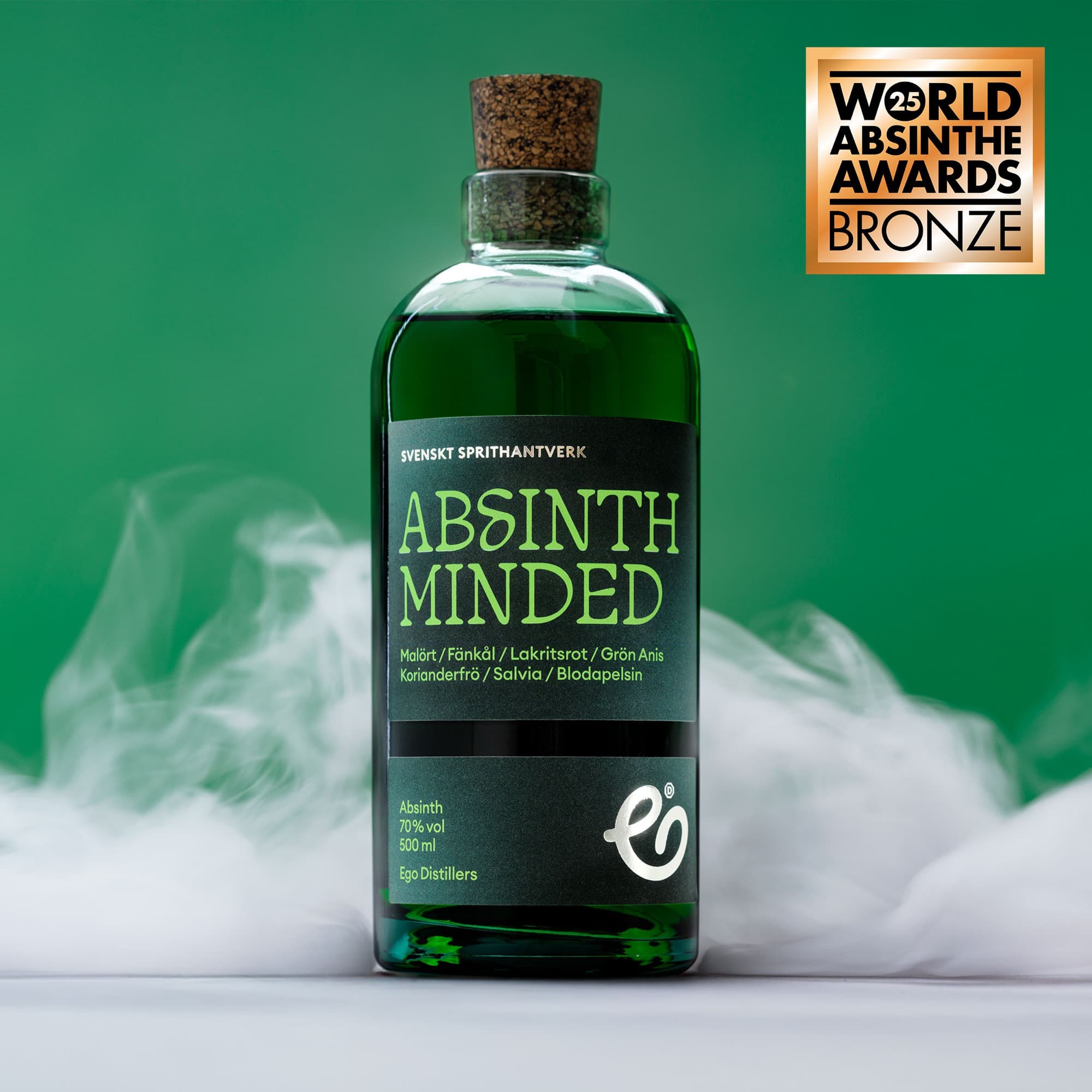 Flaska Absinth Minded mot ljus bakgrund