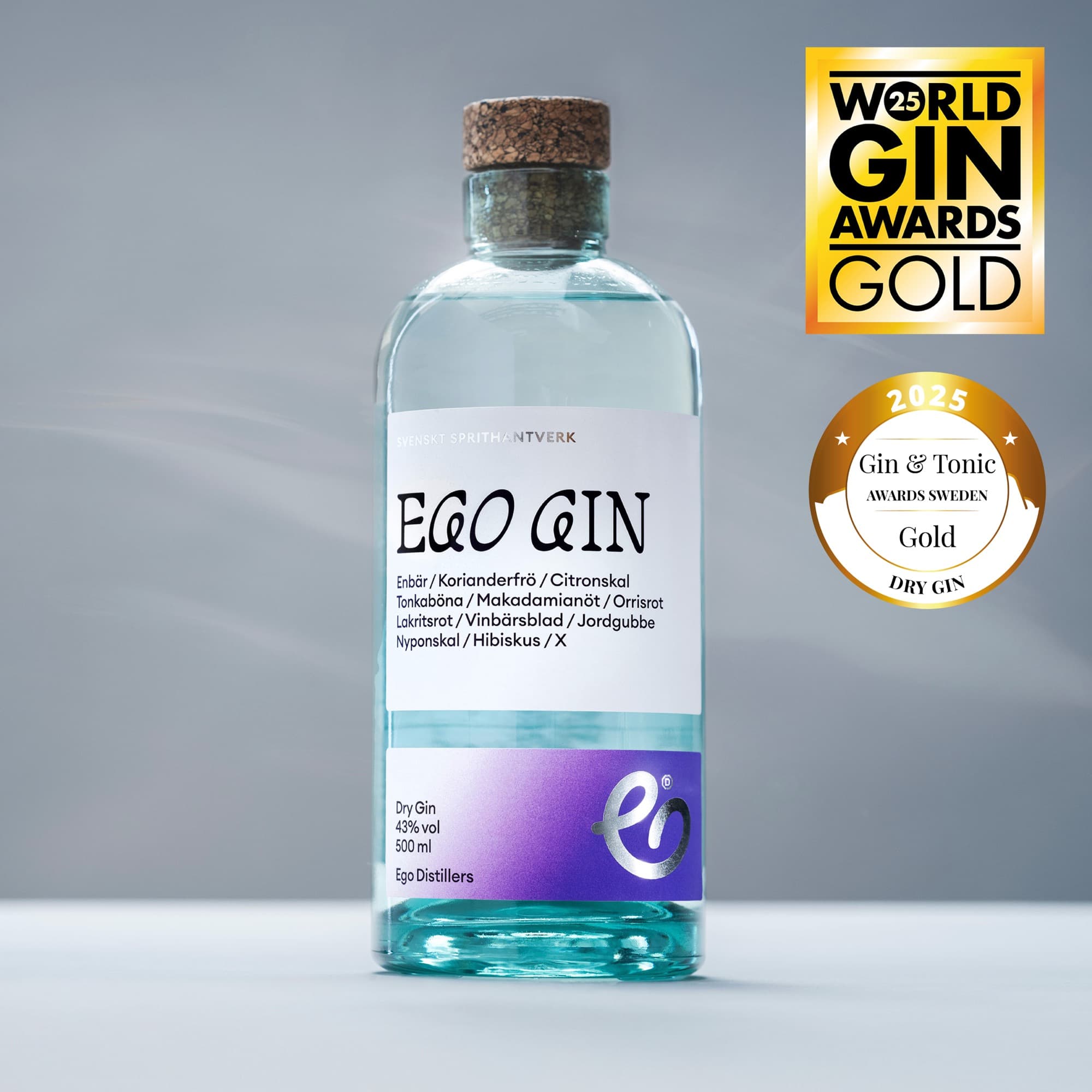 Flaska Ego Gin med medaljer, fotograferad i studio