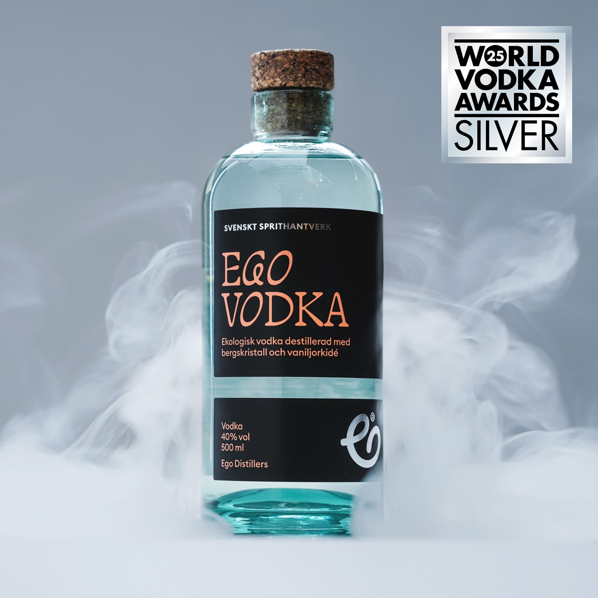 Flaska Ego Vodka mot ljus bakgrund
