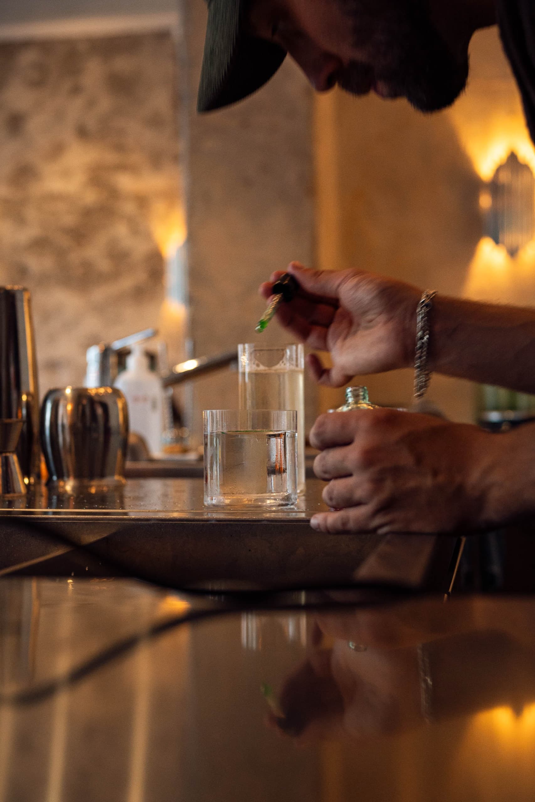 Bartender bygger en drink bakom baren