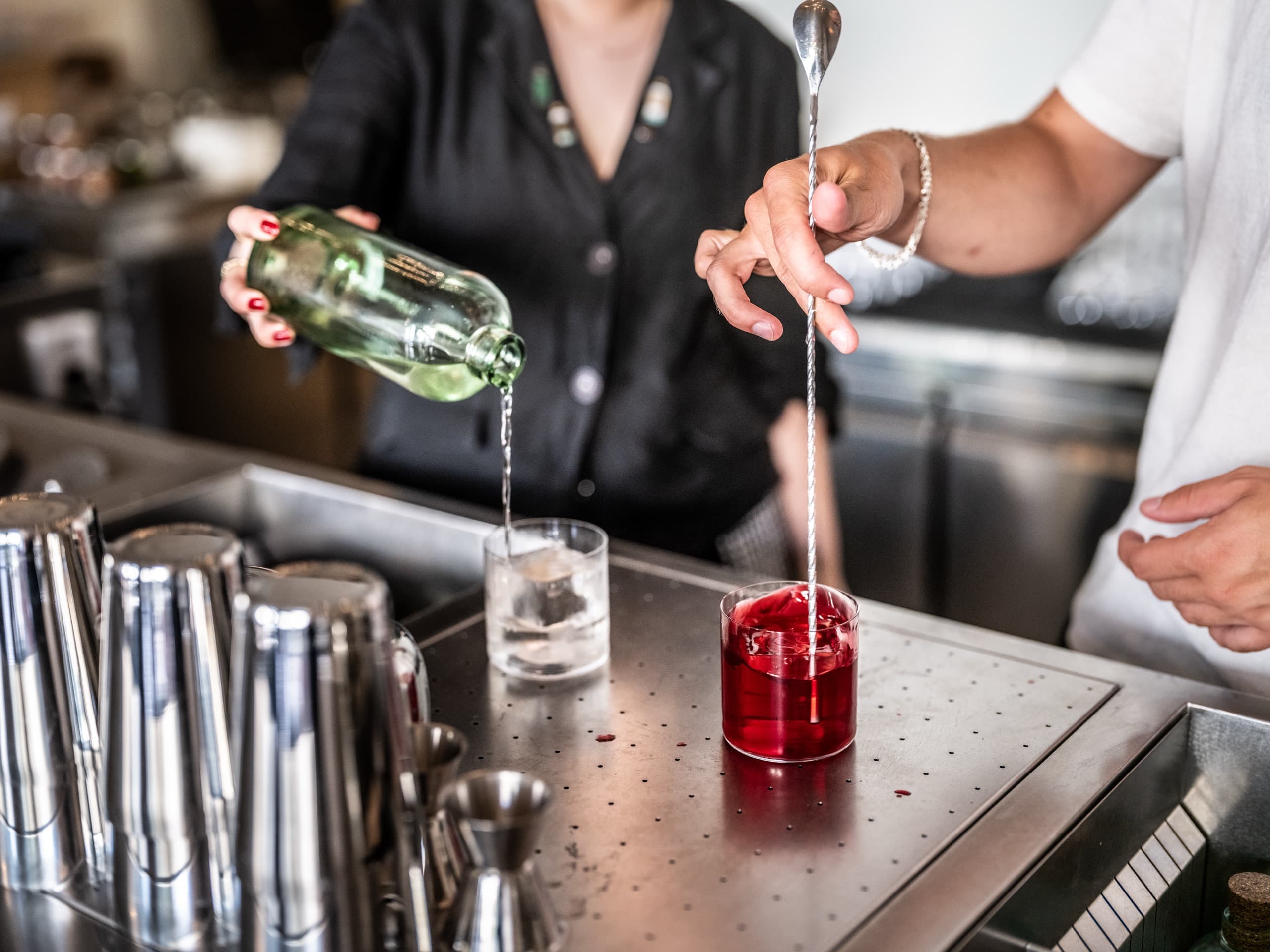 Bartender pouring a cocktail at the Västra Hamngatan bar